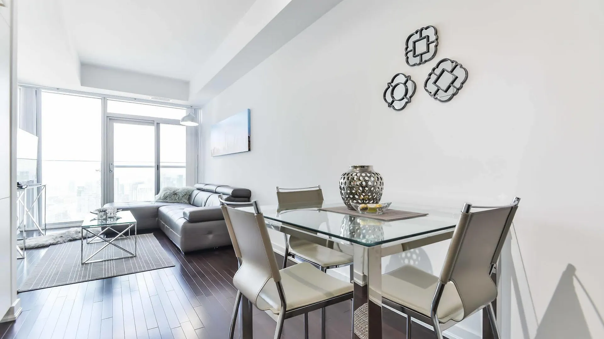 Atlantis Furnished Suites - York Street Toronto
