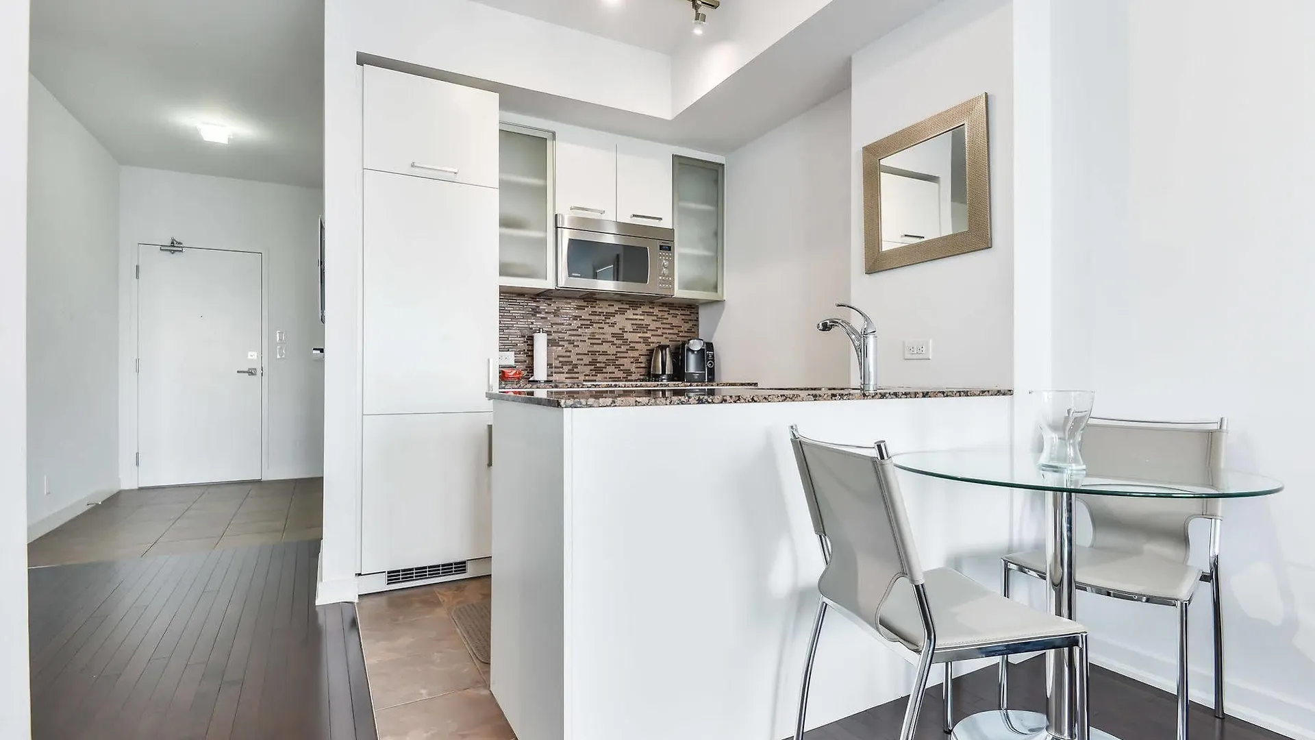 Hotel Atlantis Furnished Suites - York Street Toronto