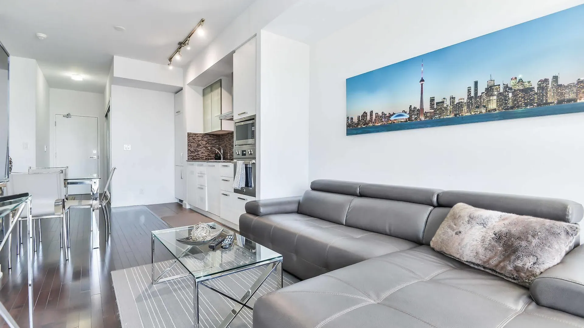 Atlantis Furnished Suites - York Street Toronto