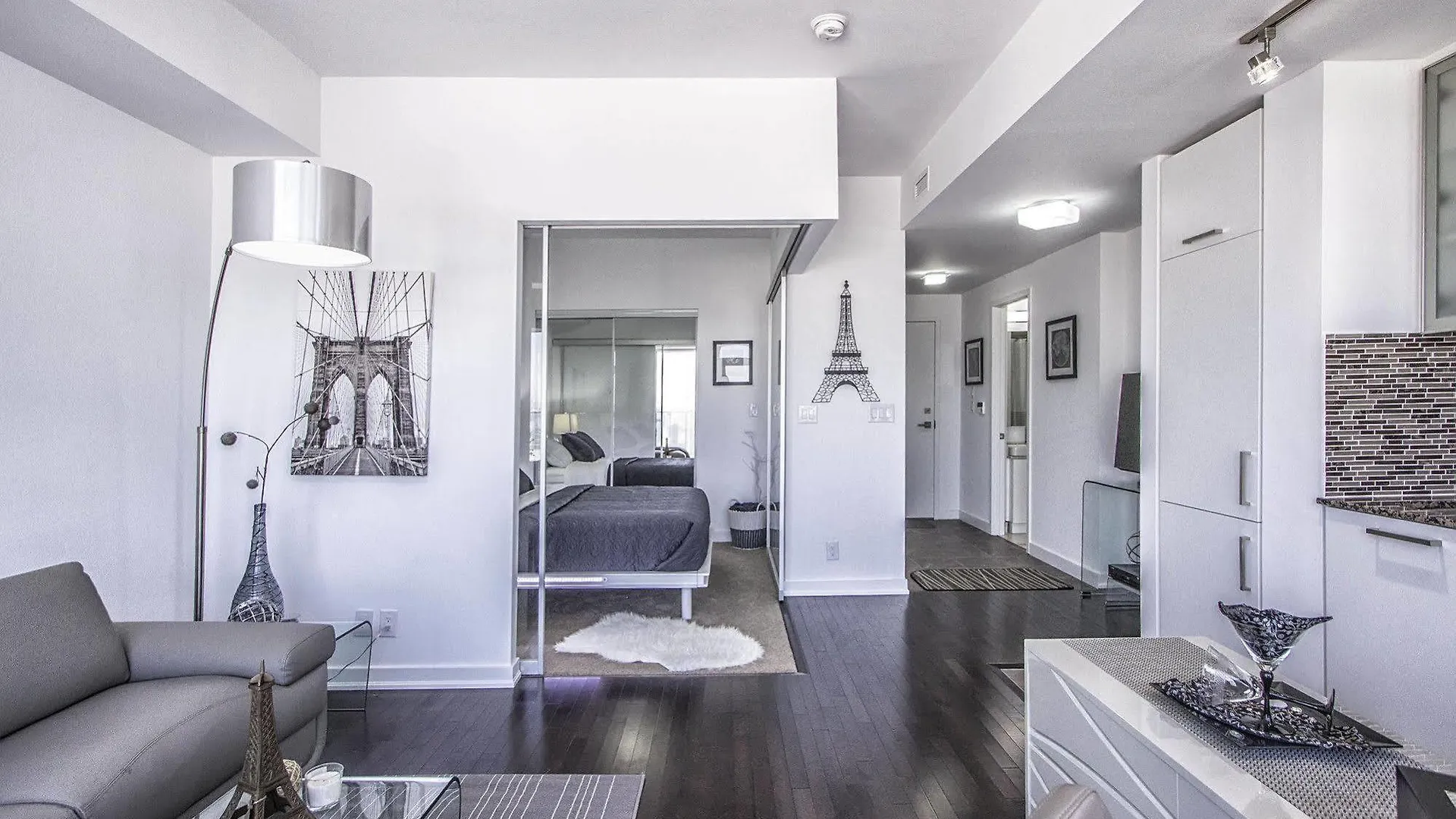 Atlantis Furnished Suites - York Street Toronto Hotel